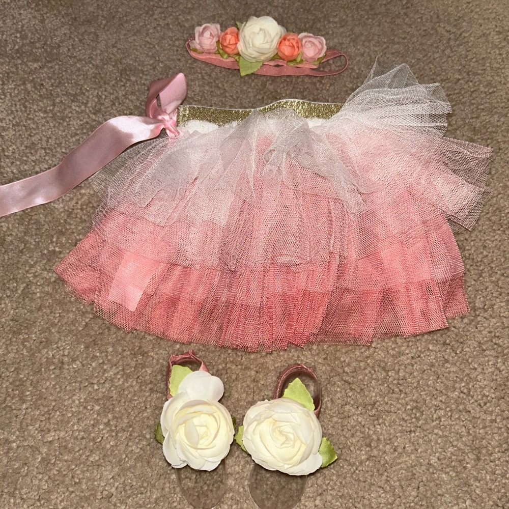 Newborn baby girl photo set